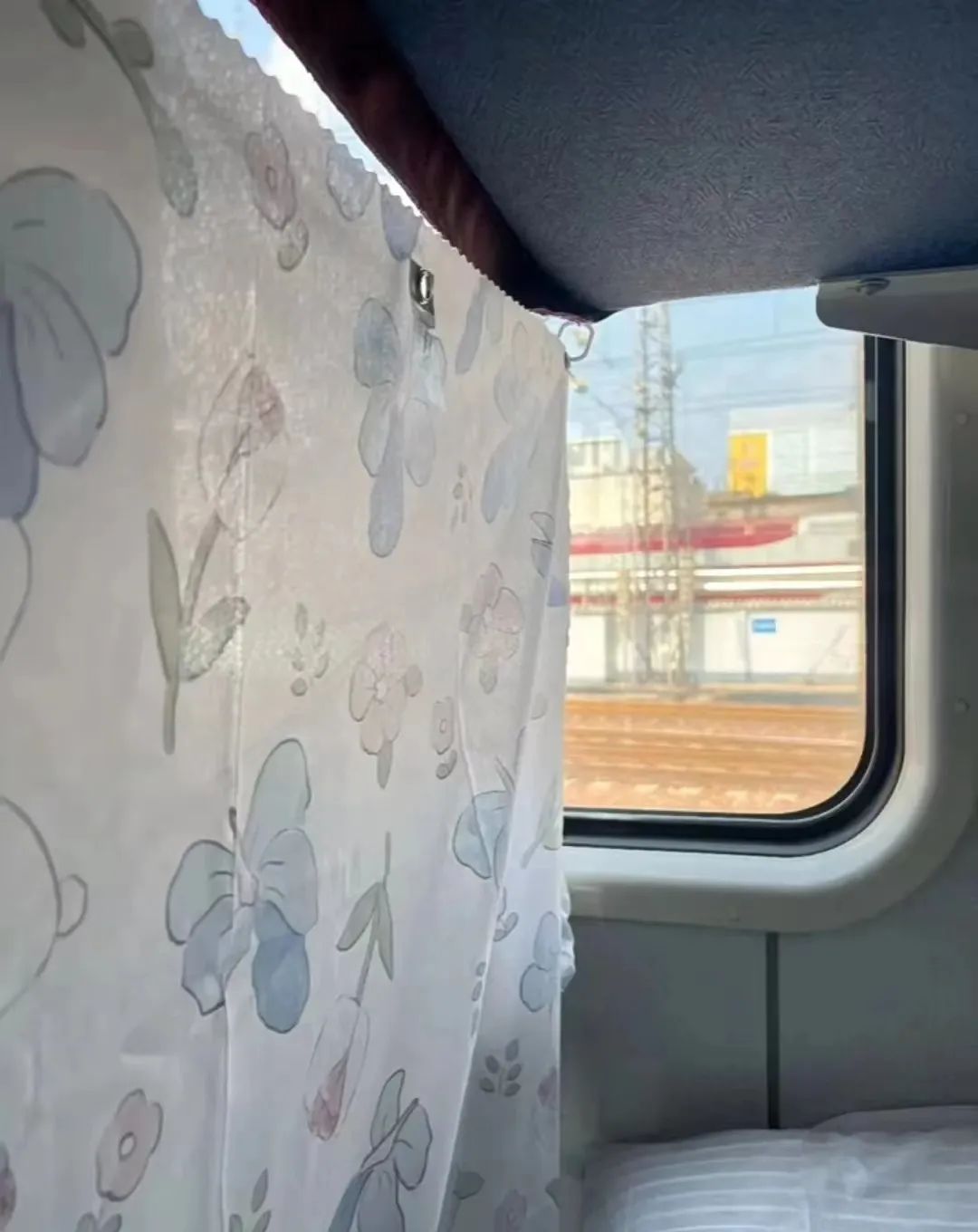 “大妈吐槽年轻人火车卧铺挂帘”上热搜,官方回应,网友:下次我也买个帘子……